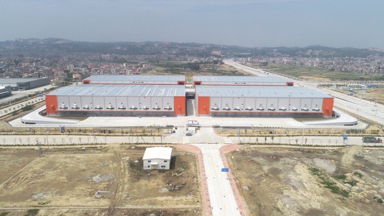 Column grids, vehicle ramps and operational routes must be assessed together in logistics buildings