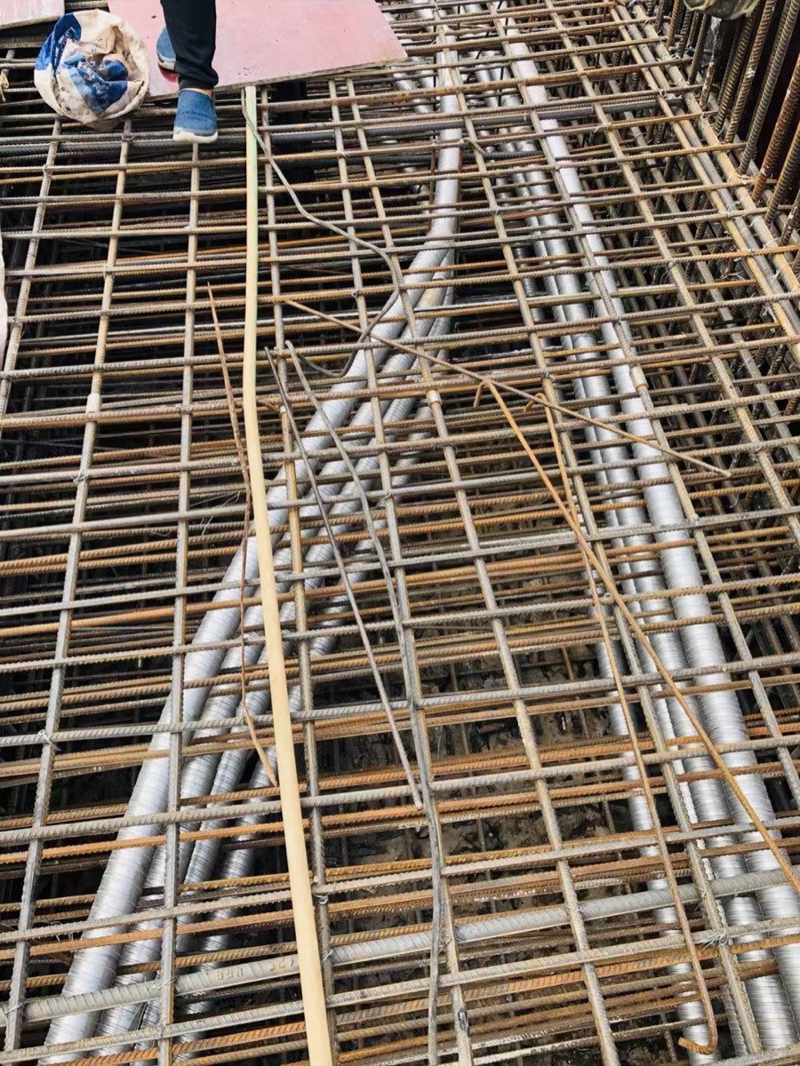 Duct deviation and separation zones require coordinated alignment, fixing and reinforcement clearance